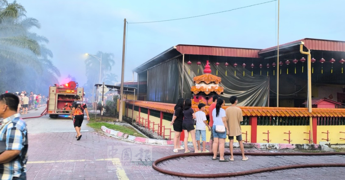 庙后可见浓烟升起,尔后演变成大火。
