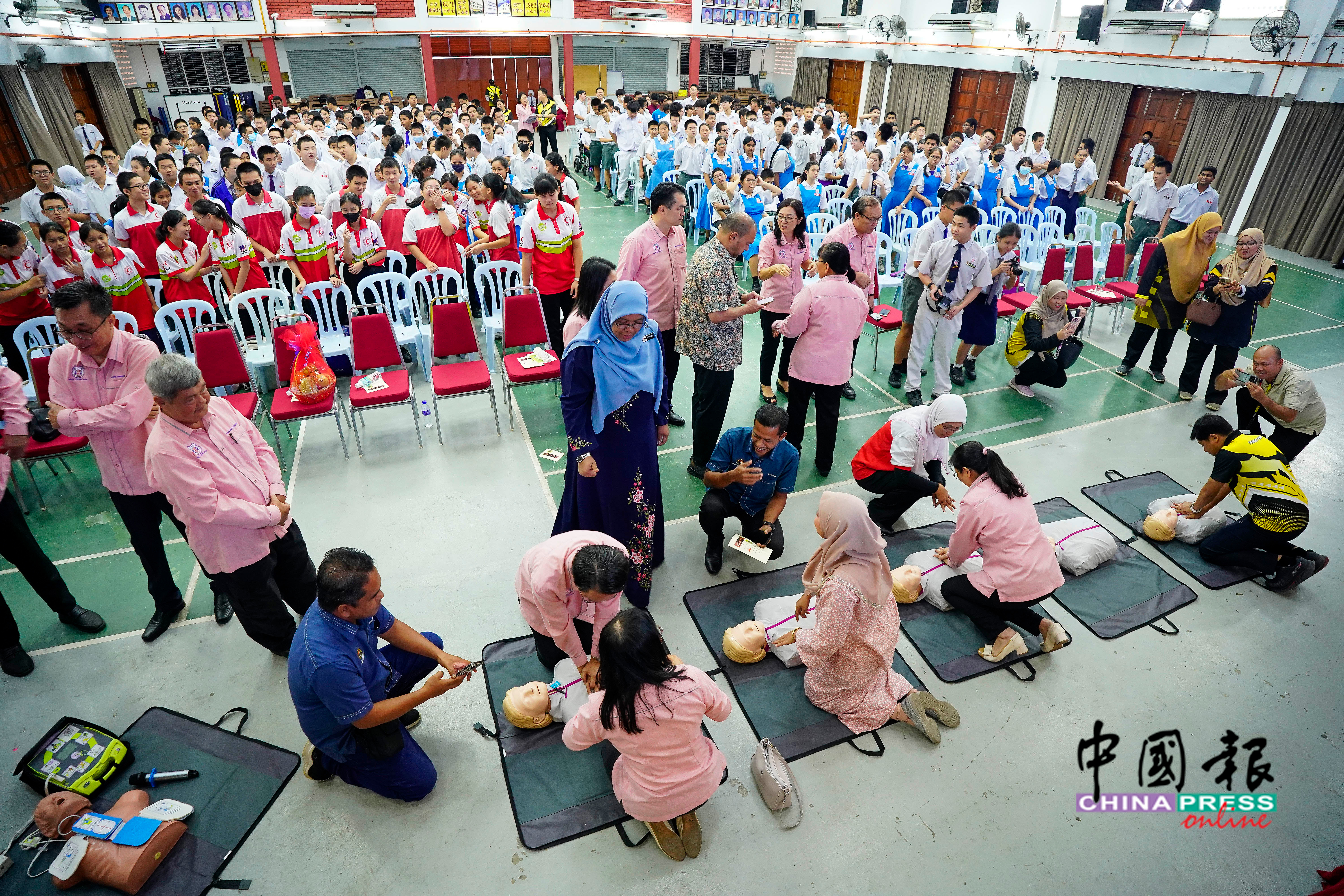 校方安排了中四至中六的学生老师、董事及红新月会的队员们,参与心肺復甦术培训课程。