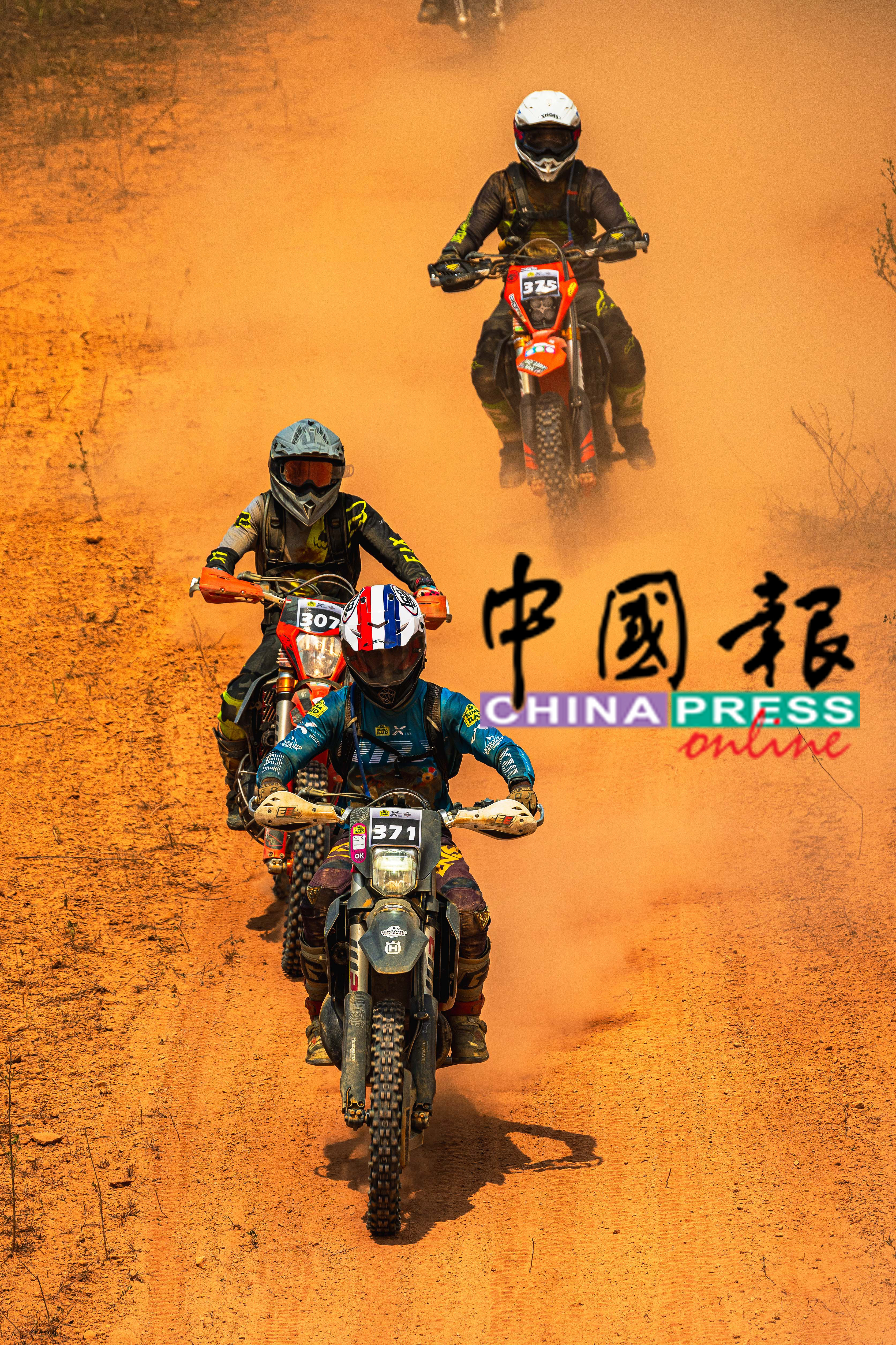 选手们相互追逐,把赛道变成“火舞黄沙”,可见赛事的激烈程度。