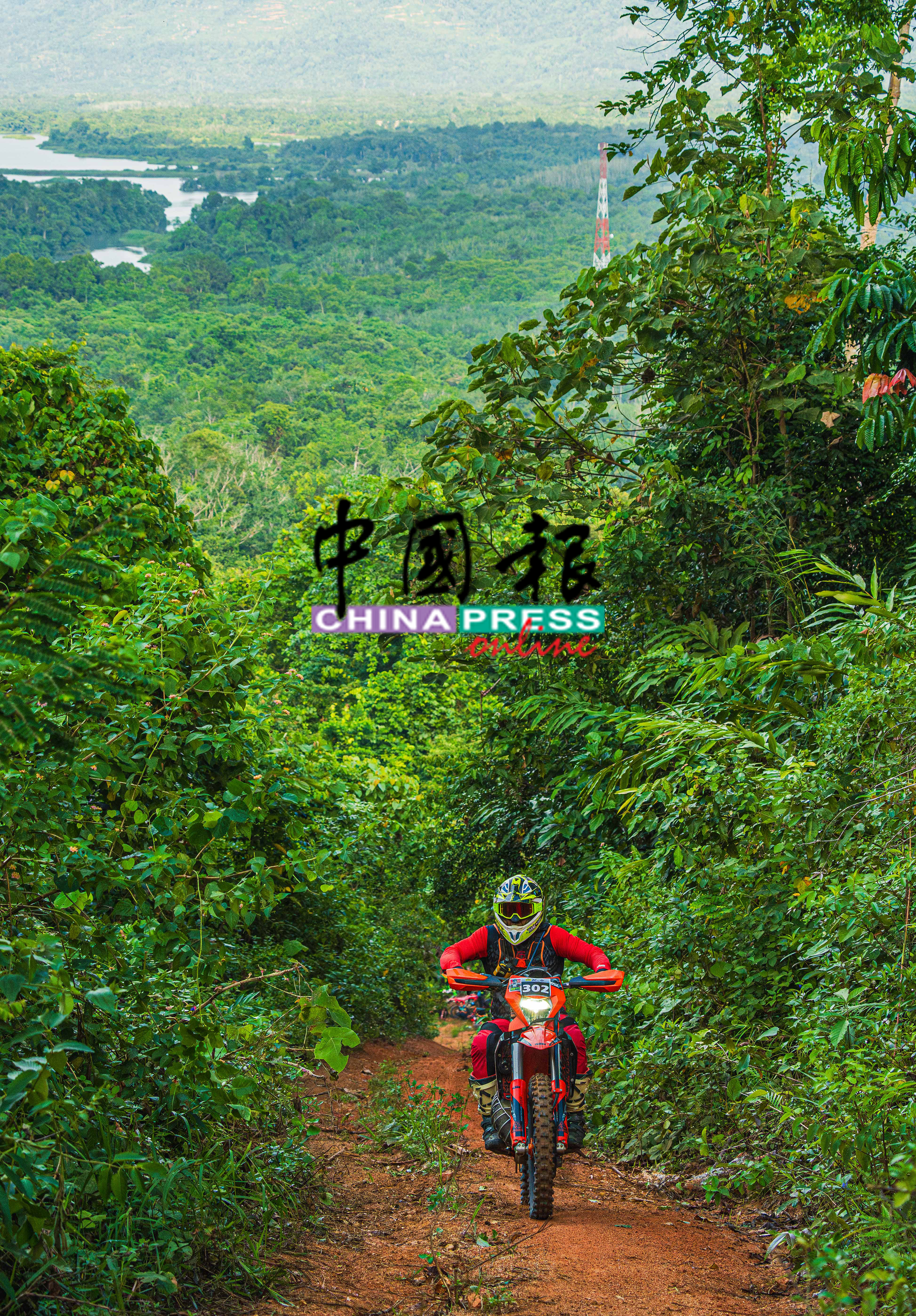 在250公里的林间赛道上,不乏美丽风景,像在选手摩哆翻山的身后,就是玲珑着名的拉班湖。