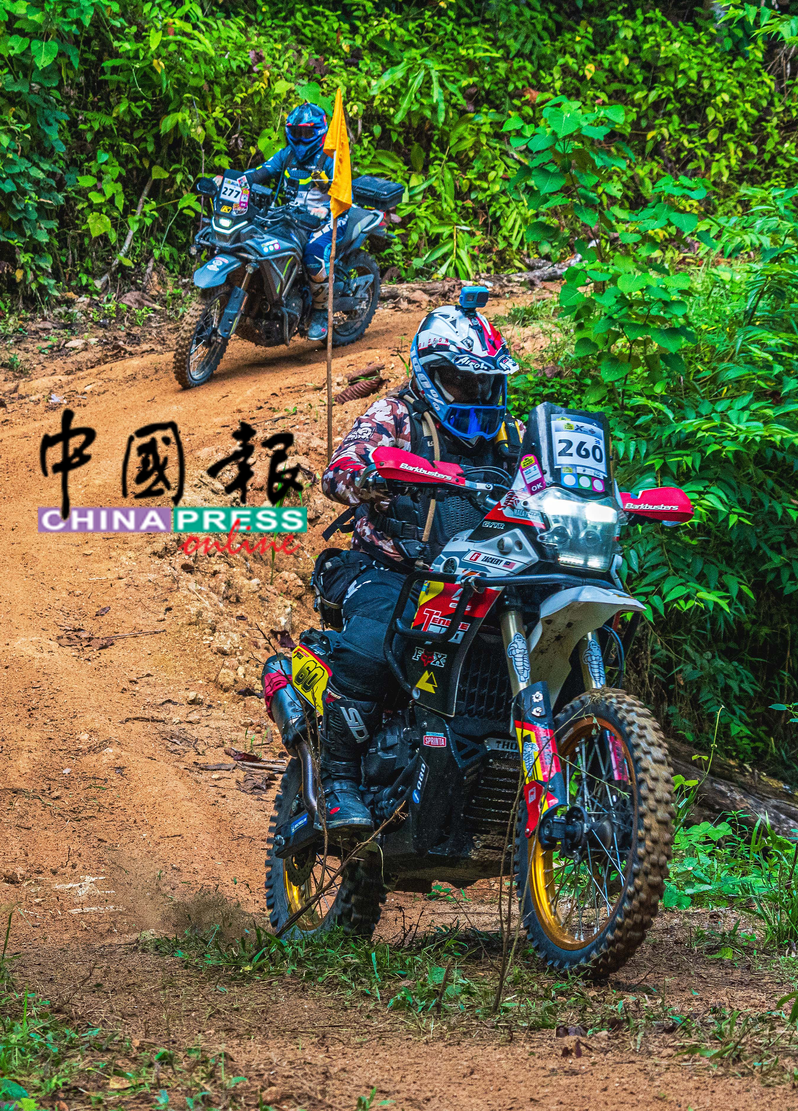 在林间赛道上,不乏选手们“你追我逐”的画面,谁人能完成赛事,坚持到最后,才是赢家。