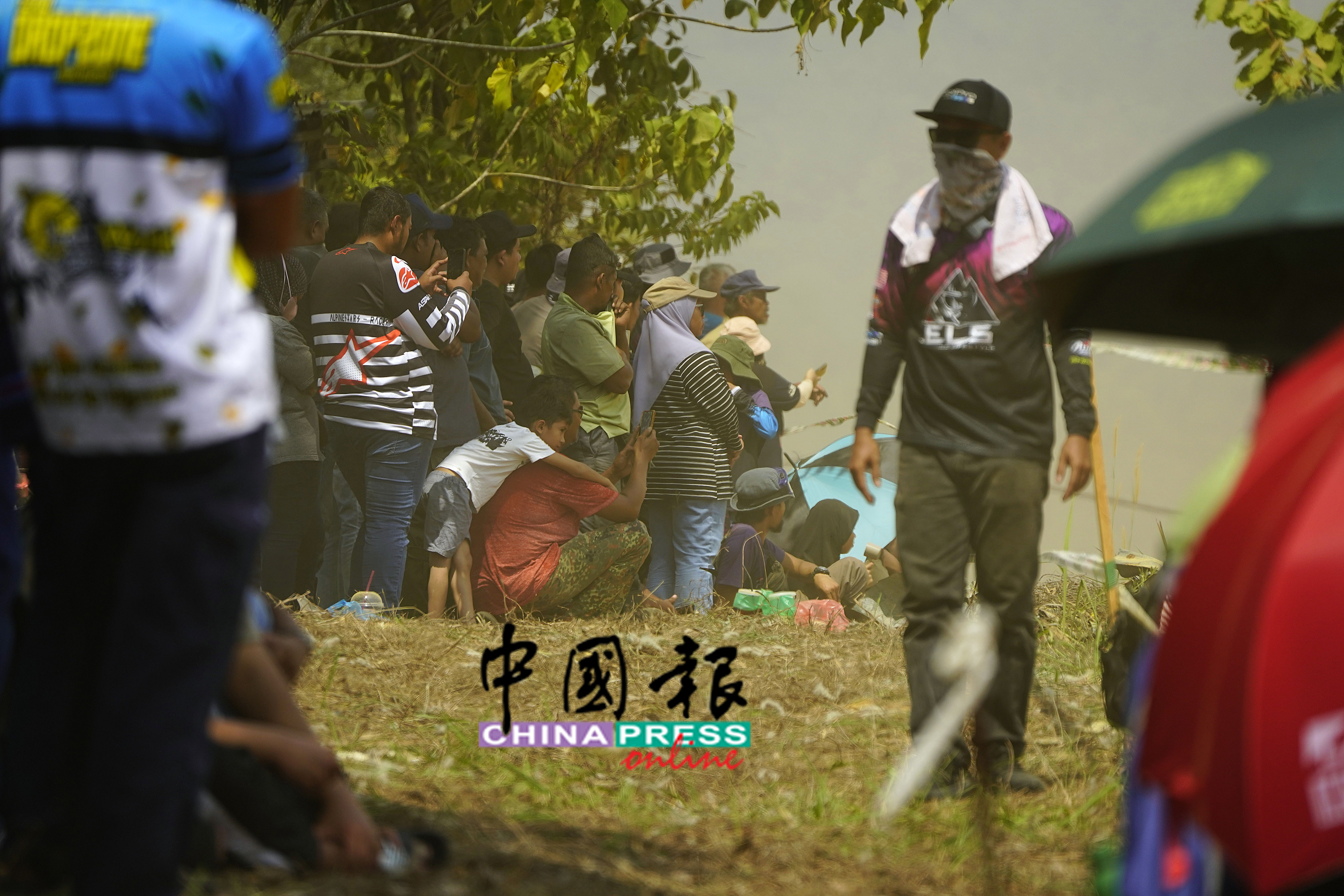 民众纷纷顶着烈阳驻足欣赏这场难得的精彩比赛。