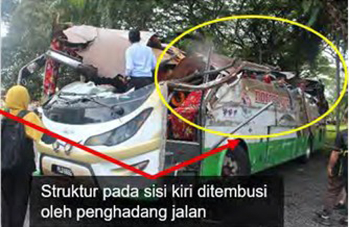 巴士左侧结构被防撞栏穿透。