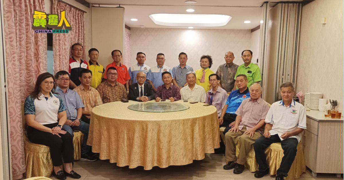 马来西亚海南联合总会拜访霹雳属会;左起为王秋霖、林道康、陈川养、陈如坚、杨克浩、梁振奋、郑庭忠、黄运企、廖朝诗、吕文科及陈世策。