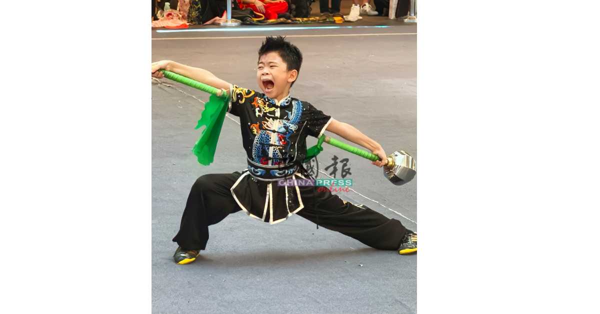 来自保阁亚三华小的刘耀诘手持双锤,喜怒哀乐皆入武。