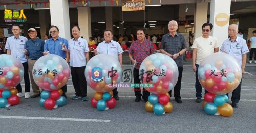 深斋校庆义卖会暨娱乐市 展现学生团结创意