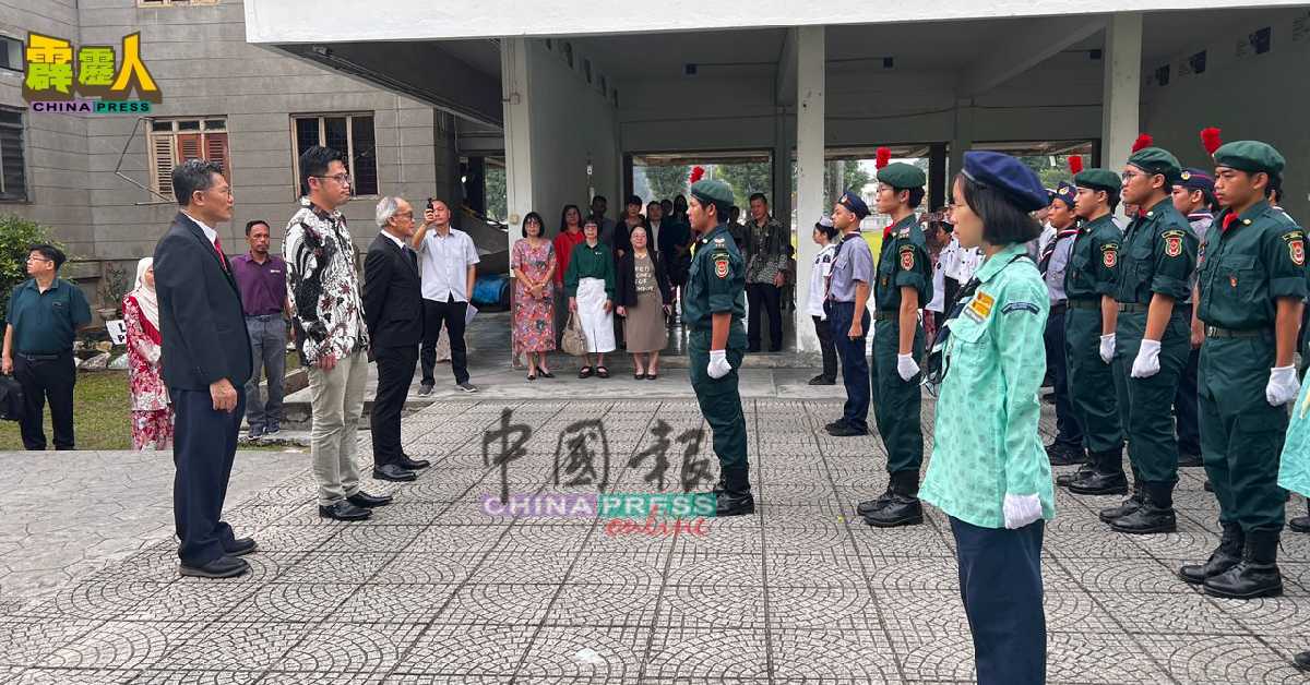 林松江（左起）丶李存孝及关和贵，一同主持学生队伍检阅仪式。