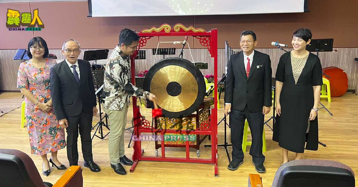 李存孝（左3）为大会主持开幕，左2起关和贵及林松江。