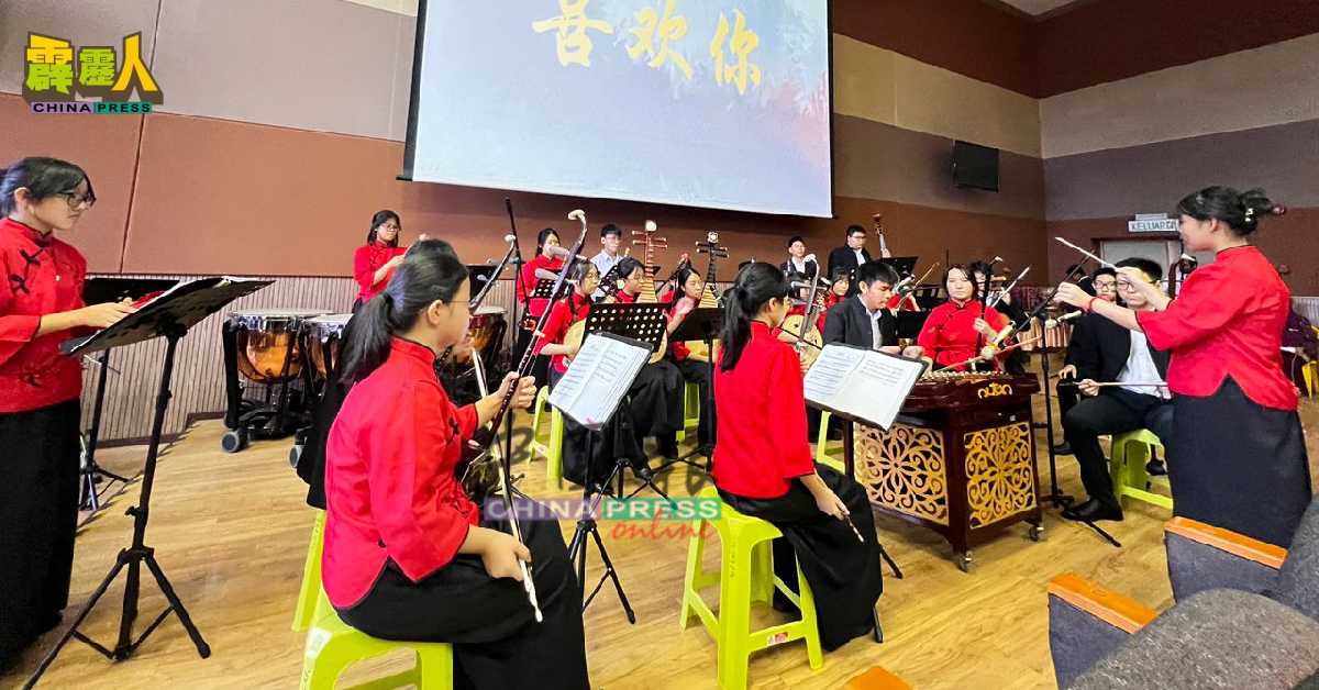 怡保育才华中华乐团呈献表演。