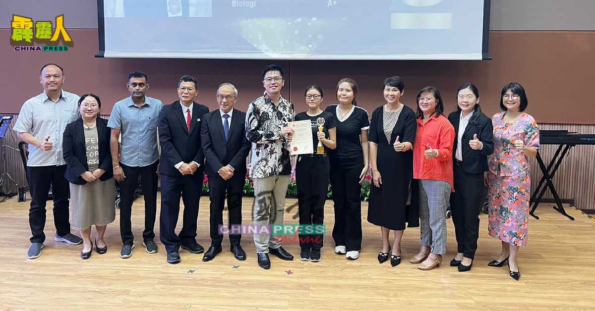 李存孝（右7）颁发2024学年大马教育文凭最佳表现奖给陈薛（右6），左4起林松江及关和贵。