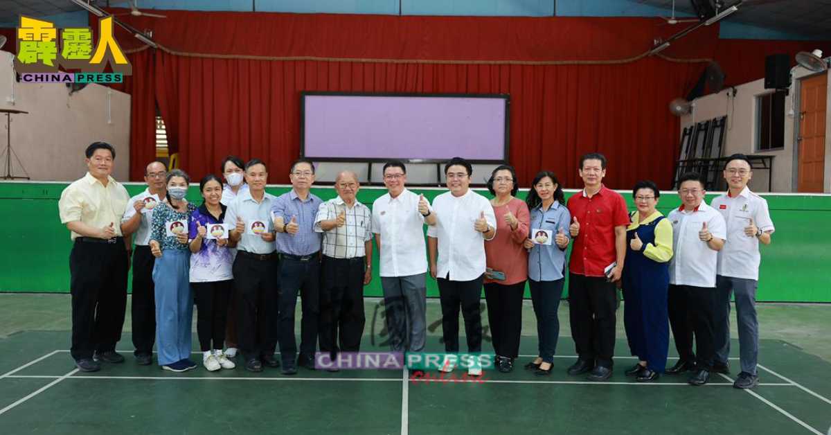 倪可敏与吴家良早前与校方进行会面时所摄；左6起为代董事长纪金永丶董事长陈鸿基丶校长刘文珠丶巴硕伯打马州议员政治秘书许领贤（右起）及房地部长政治秘书周锦欢。