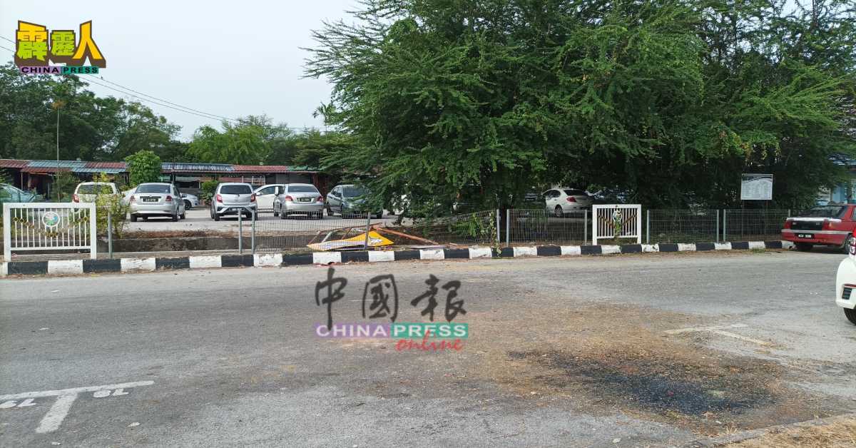 据了解，肇祸轿车是从左侧泊车位失控冲出，先撞毁路牌与铁栏，随後冲入右侧当时设有海味与杂货摊位的道路。