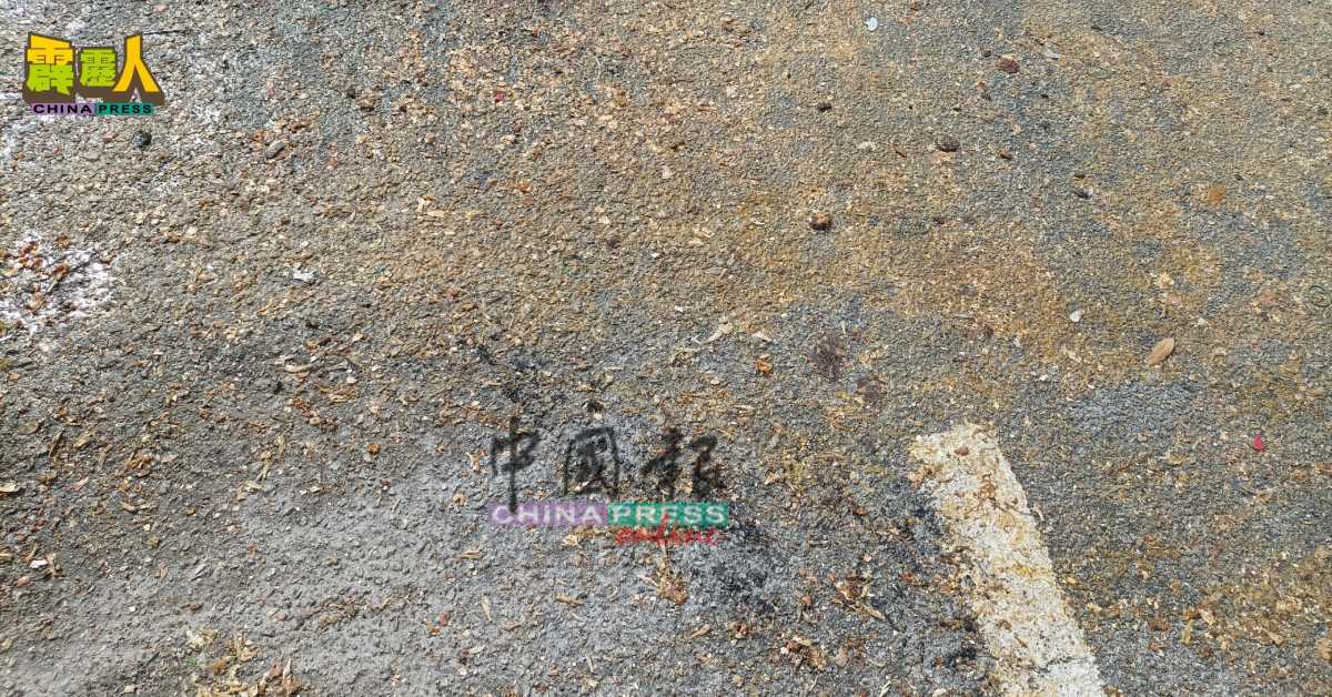 现场尚残留遭撞毁鸡蛋所留下的乾涸蛋汁与蛋壳碎片痕迹。
