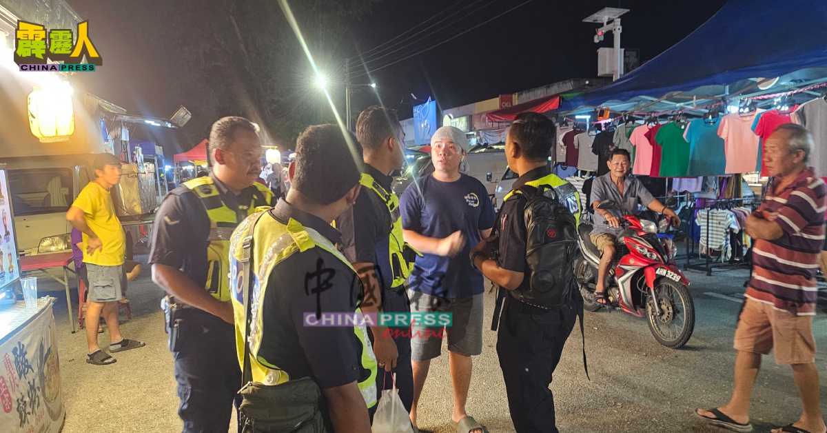 警员在现场向王国豪了解车祸发生经过与情况。