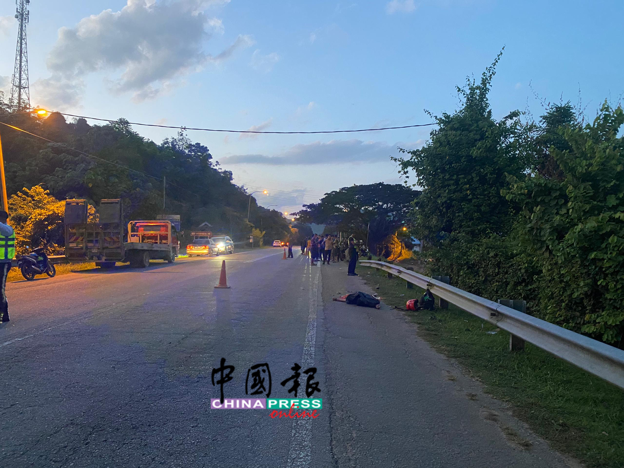 两名男子週一(30日)共骑摩哆前往金马崙途中,在宜力翻复后撞防撞栏,酿1死1伤。