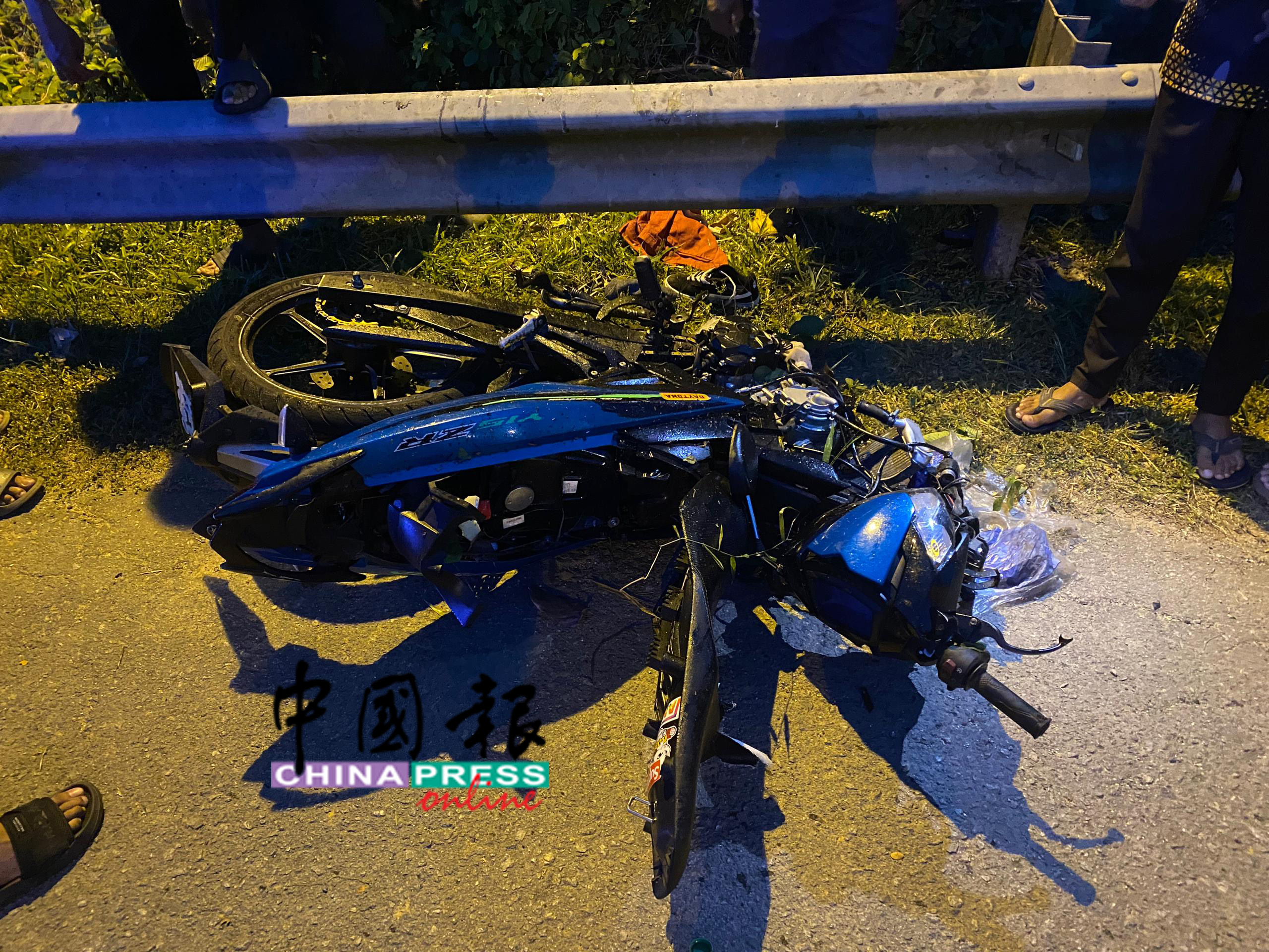 死伤者共乘的摩哆毁不成形。