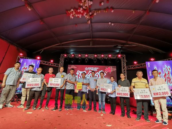 大会移交捐款模型支票给各受惠单位后合影。