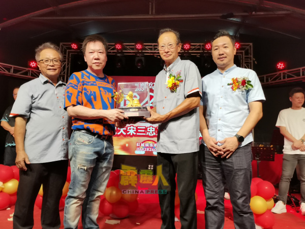 吴丰光（右2）赠送纪念品给周建发，右为王星元，左为陈宝河。