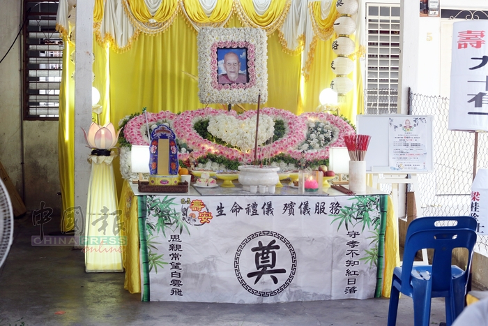 梁桂珍婆婆灵堂已设置完毕，亲友陆续前来哀悼祭拜。（图：家属提供）