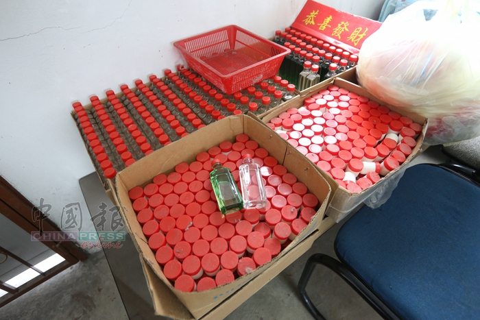 婆婆所售卖的跌打酒存货有限，有需要者可趁治丧期间购买。（图：家属提供）