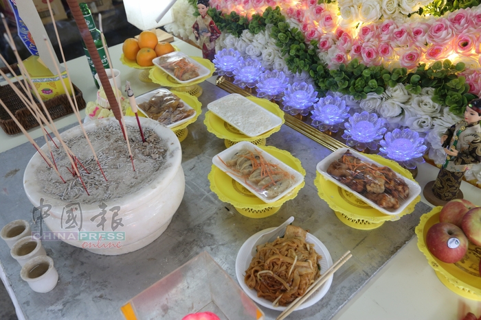梁桂珍灵堂特别摆放她生前最爱的面食与素食，表达思念。