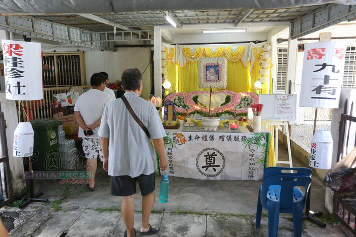梁桂珍婆婆的灵堂已搭建完成，亲友陆续前来哀悼祭拜。