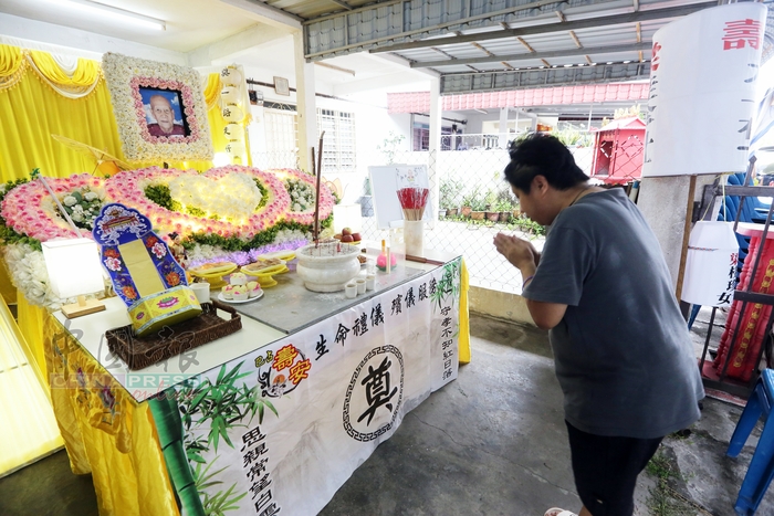 凌美君满是不舍回忆与婆婆共度的点滴，情绪难掩悲痛。