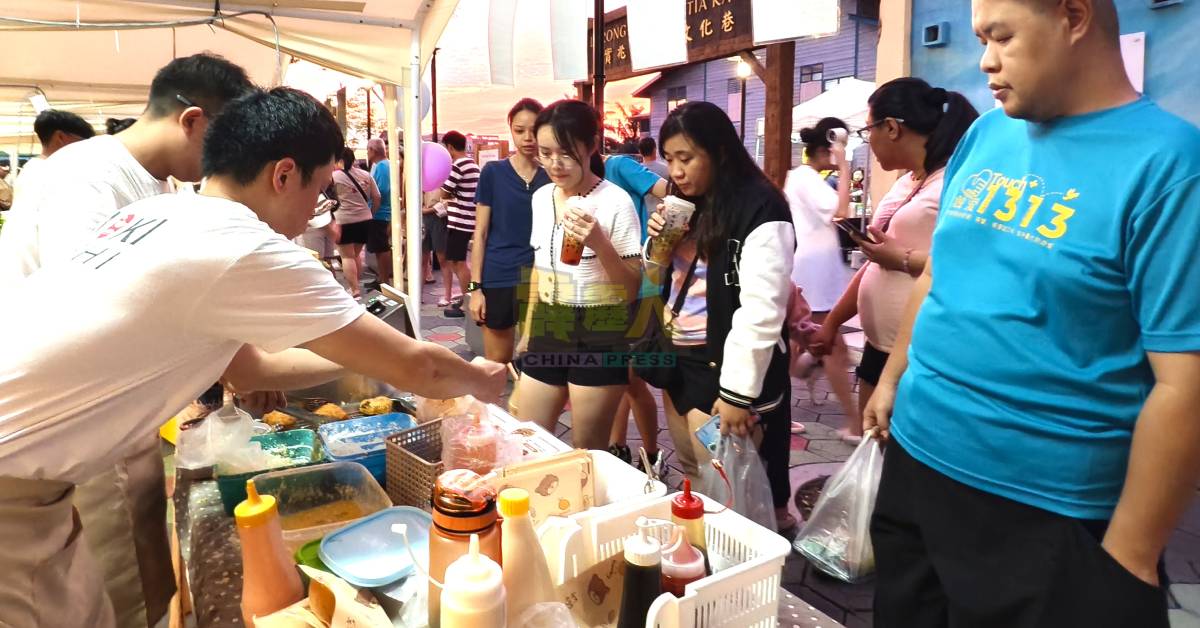 “青年市集1.0”现场设有逾50个美食各式各样摊子,吸引约千民众造访。
