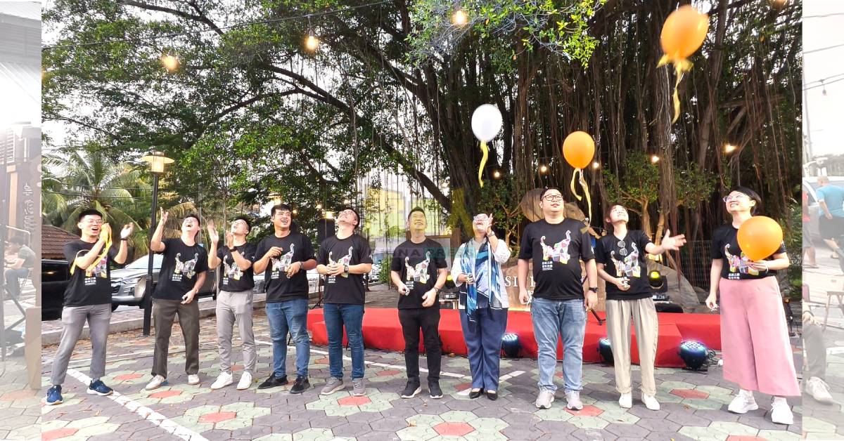 马俊泓(左起)、黄宗宜、王会学、曾崇纬、张迪翔、黄天荣、黄渼澐、黄家杰、郑汇霖和陈可欣,主持“青年市集1.0”开幕仪式。
