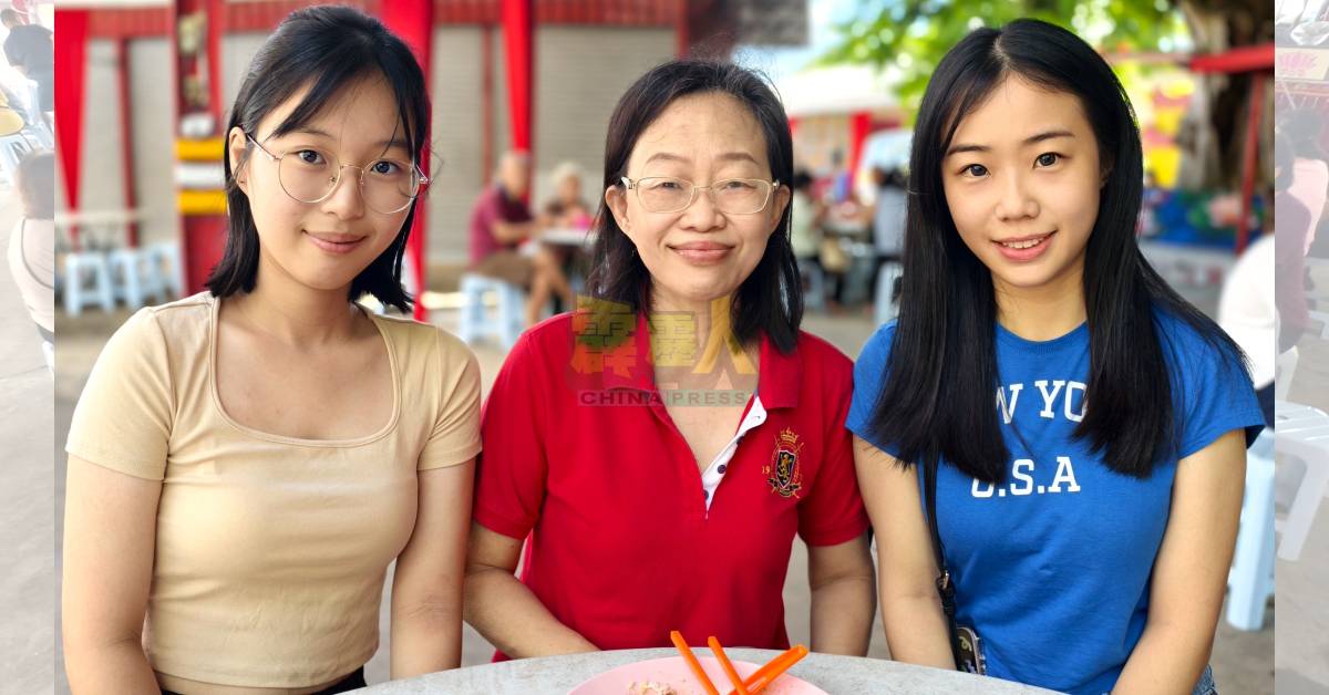 何晓君（右起）和母亲江贞娇及妹妹何晓芸，赞扬素食自助餐食物可口，自助洗盘碗和餐具更是项好习惯。