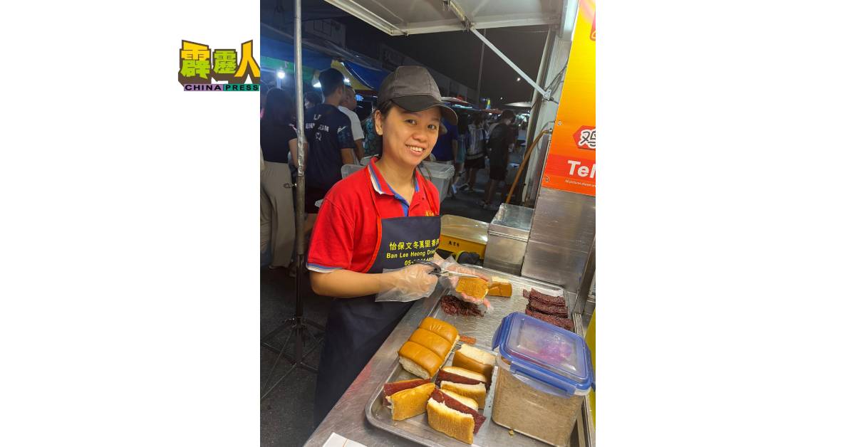 陈蓉颖在夜市场售卖的面包,生意也因市场淡静而受影响。