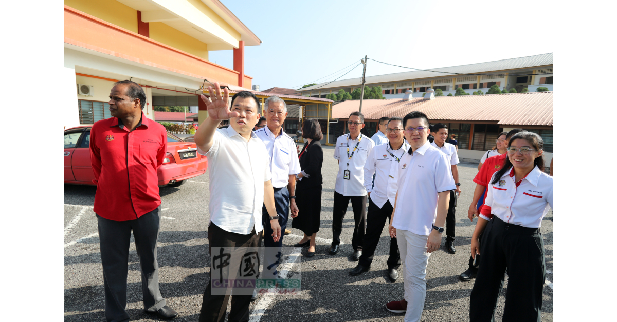黄家和(右2)视察和丰兴中华中校园时,与柯沙文(左起)、罗思义及刘瑞裕探讨学校发展计划;右3起是祖卡菲及奥斯曼。