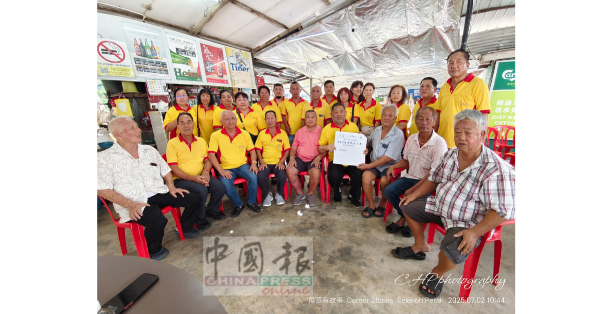 谢悦良兄弟各捐5万令吉,由谢悦昌(左6)代表移交;右起村长郭生财、曾焕庆及曾文忠。
