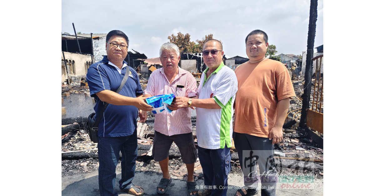 陈赛兴(左)与纪春福(右2)移交5万400令吉捐款,由郭生财(左2)代表接领;右为王康斌。