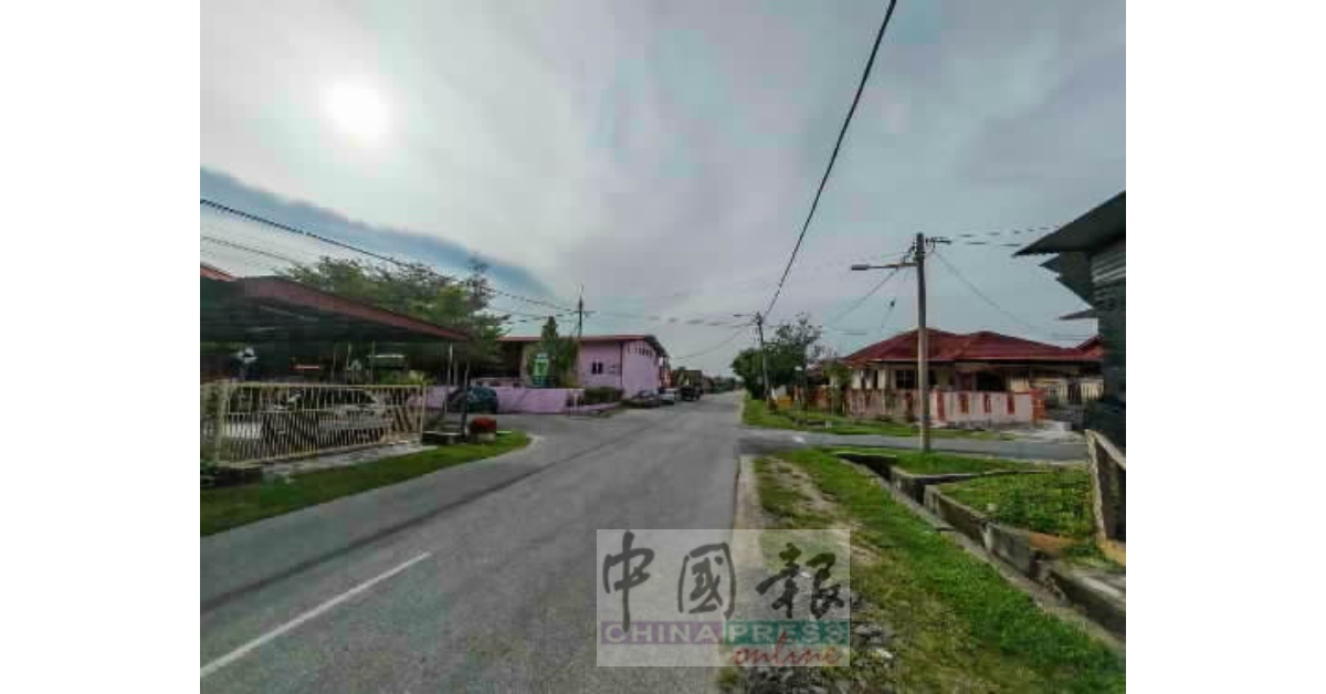 多辆停放在广济宫对面路旁的轿车,车镜遭窃贼击破。