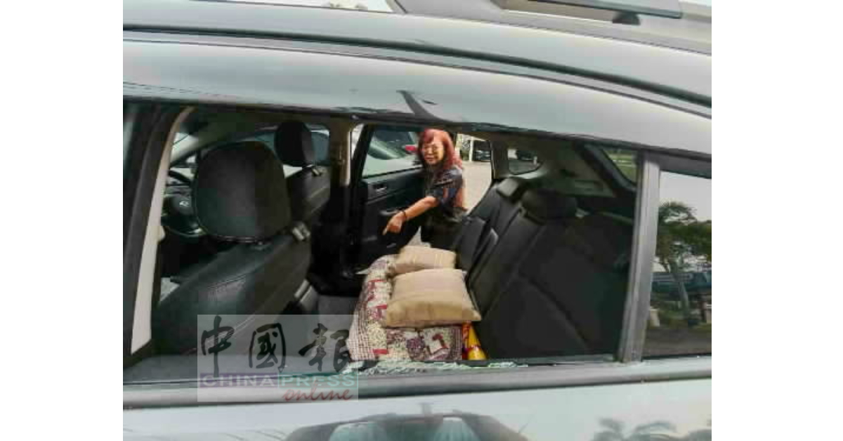 李瑞娜指着后座椅下方表示,其包包就放在此处,怀疑因此引来窃贼破镜行窃。