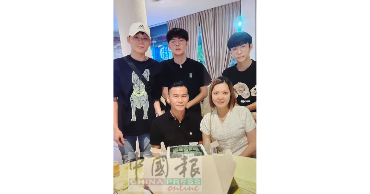 梁家乐(后排左)与家人合摄的温馨照,如今变成了追忆。