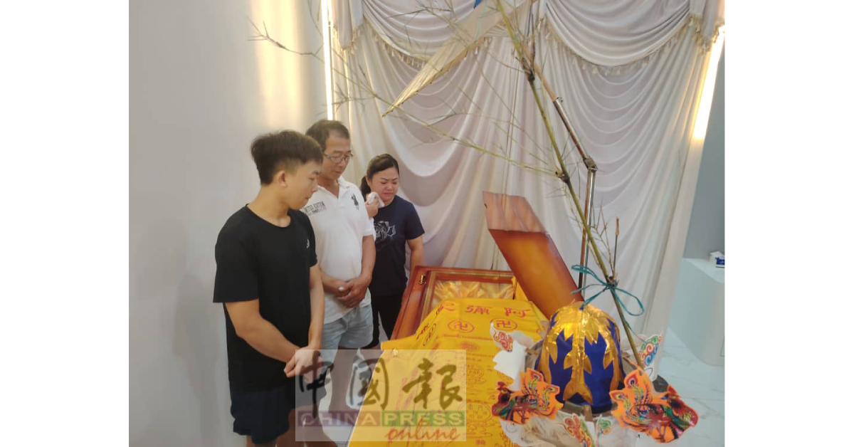 陈威利挚友郭凯源(中)陪同家属瞻仰遗容,右为陈威利母亲。