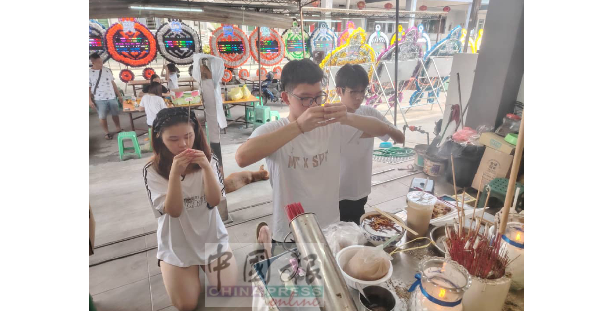 温晴珠(左)与家乐的2名弟弟上香。
