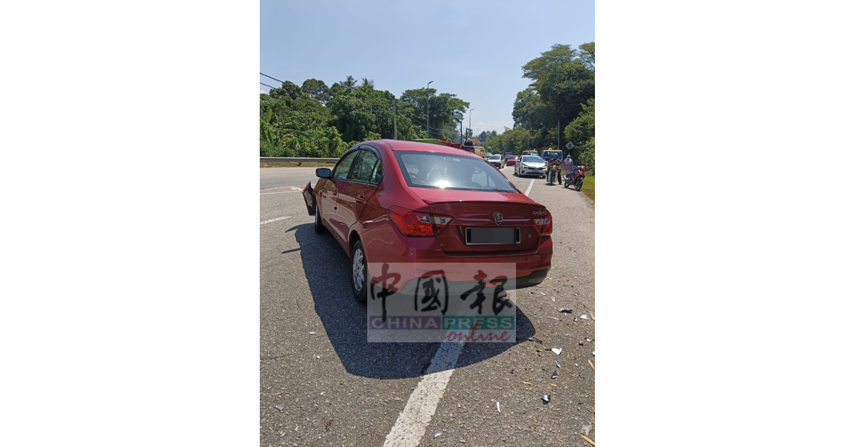宝腾轿车失控,撞泊在路边的本田轿车。(霹消拯局)