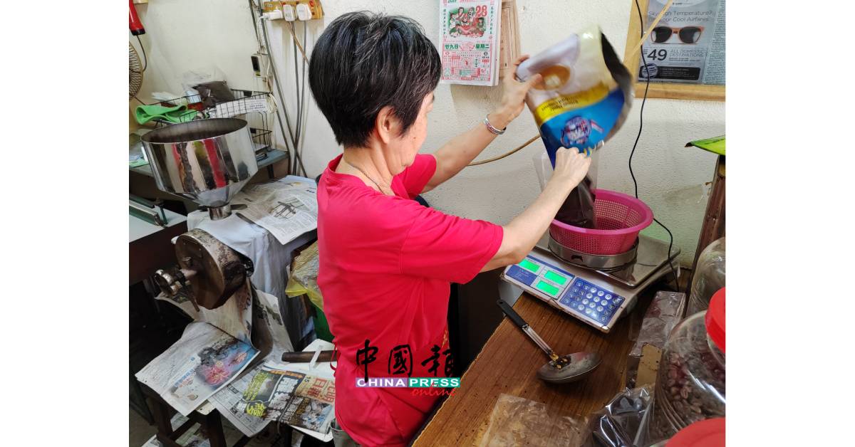 玉姐指出， 虽然咖啡豆产量多，价格下跌，唯在进口来到我国时，受到许多因素的影响，以致咖啡豆的价格不跌反涨。
