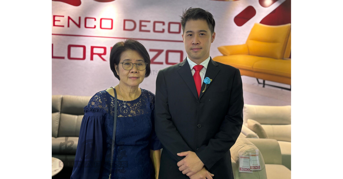 参展商陈汉义与母亲林玉珍。