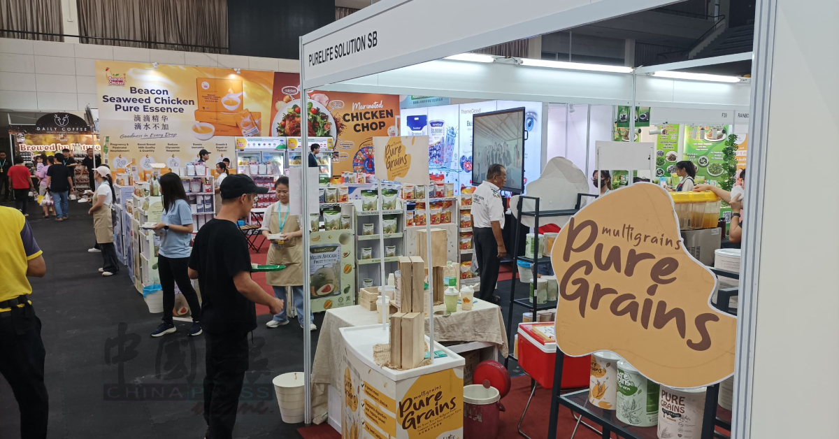 市民参观家具展之余，也不忘在iFood食品展览区逛逛，感受美食魅力。