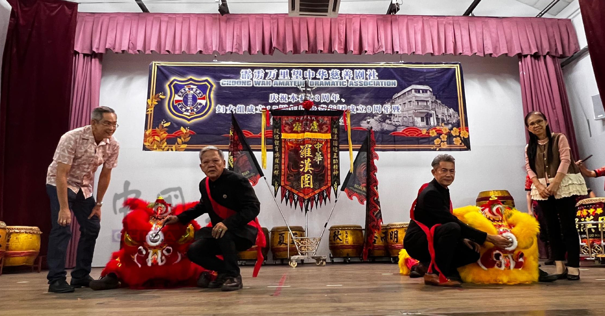 万里望中华慈善剧社捐赠2头醒狮给万华一校，由陈伟康（左起）、锺启洪、黄健和及方淑芬一同为醒狮点睛。
