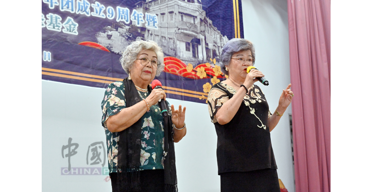 麦润兰（左）及张月娥献唱《凤阁恩仇未了情》，余音绕梁。