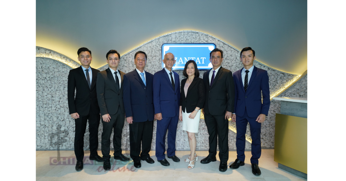 征达控股有限公司董事局成员曾智扬（左起）、曾智杰、郑顺德、曾合辉、李美群、曾荣辉，以及曾斌渊。
