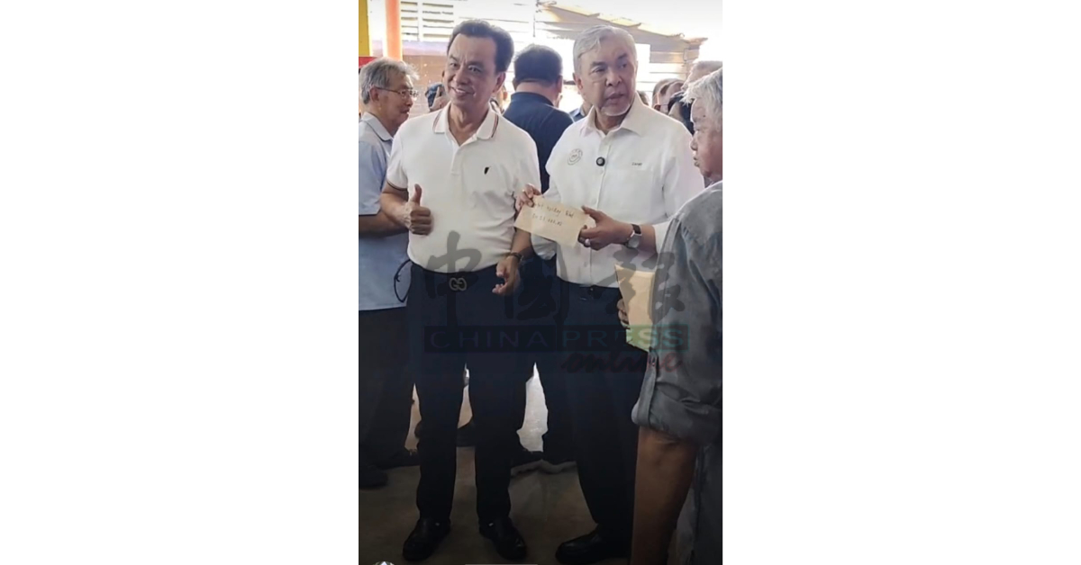 曾荣辉于7月1日代表征达控股有限公司,移交5万令吉赈灾基金予副首相拿督斯里阿末扎希,以便转交灾黎。