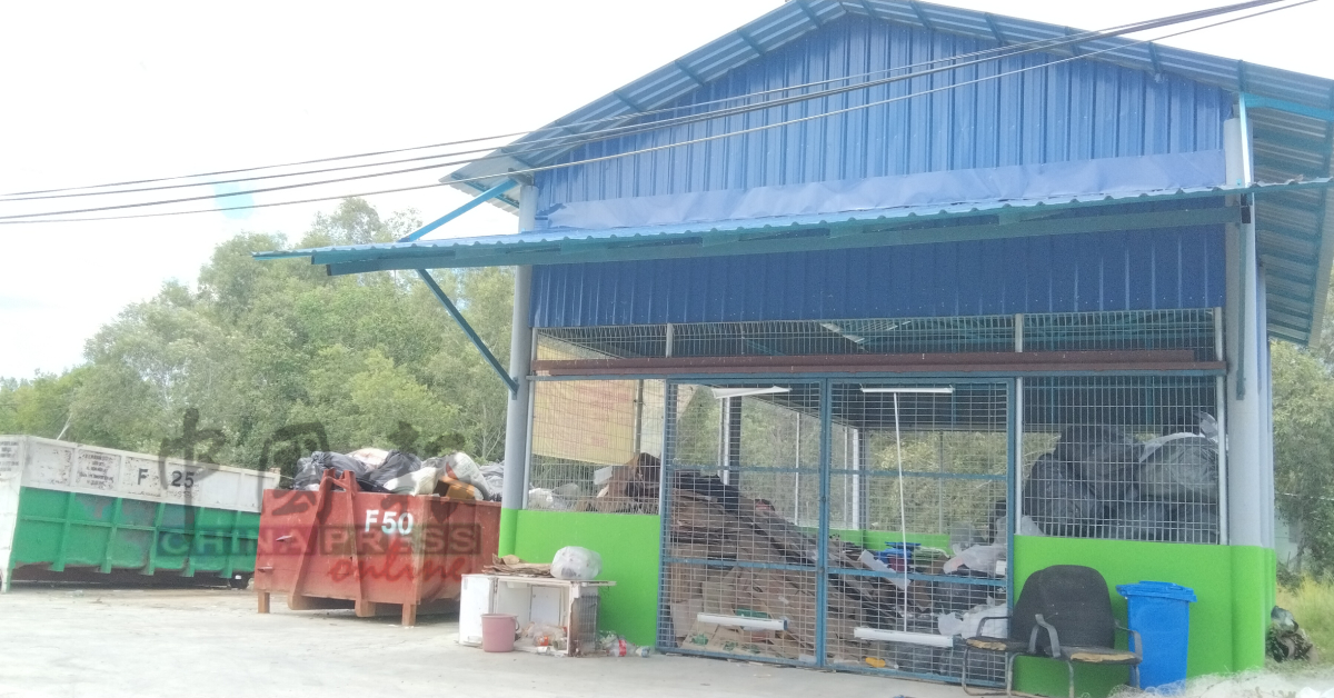 峇眼巴硕村渔村居民自力更生,在征达控股公司资助下,于村口建设垃圾回收站,进行分类处理。