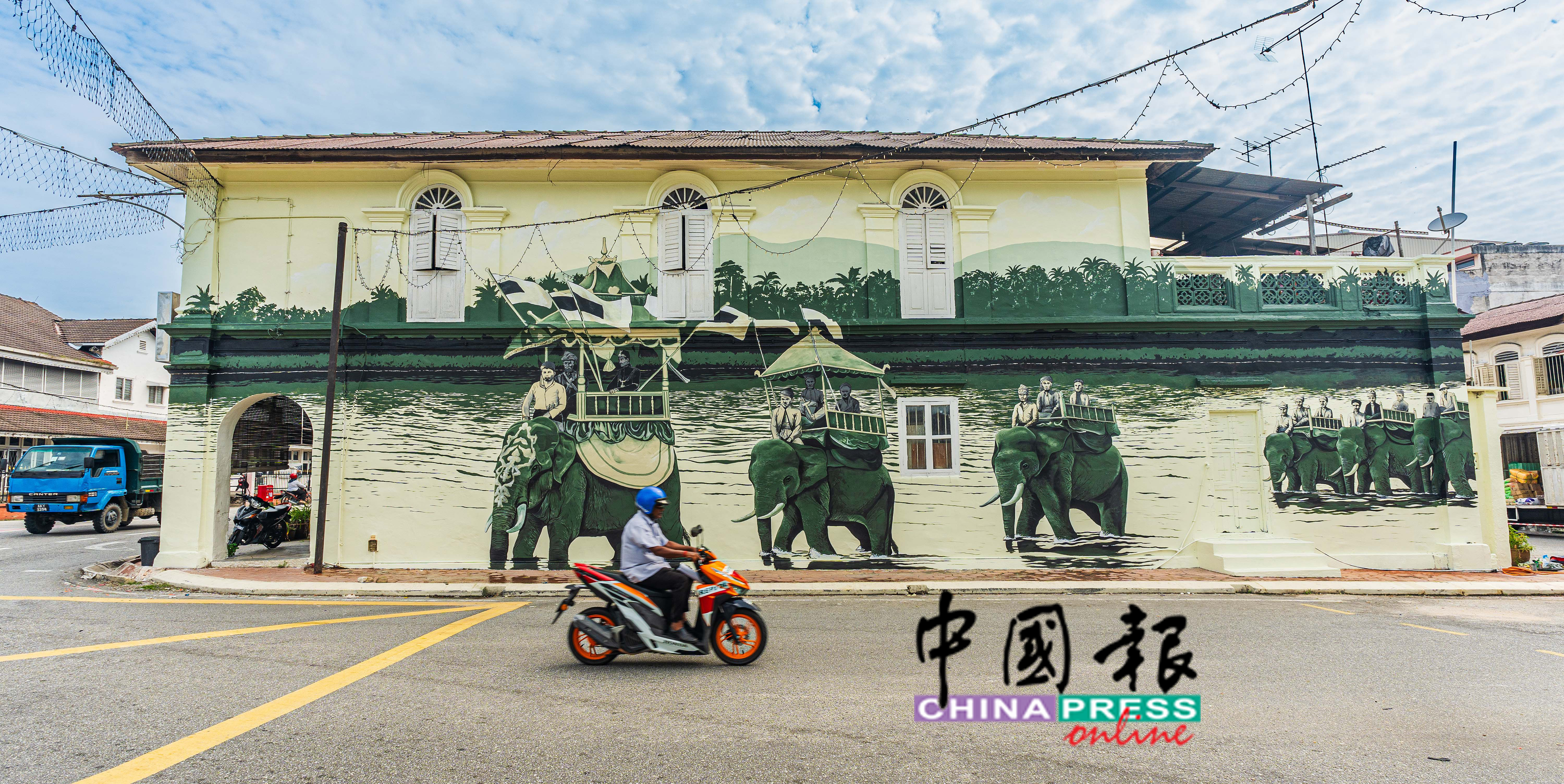 新壁图画的画风更有带入感,让人忍不住想到当年霹雳州王室成员们,骑着大象渡过霹雳河的历史画面。