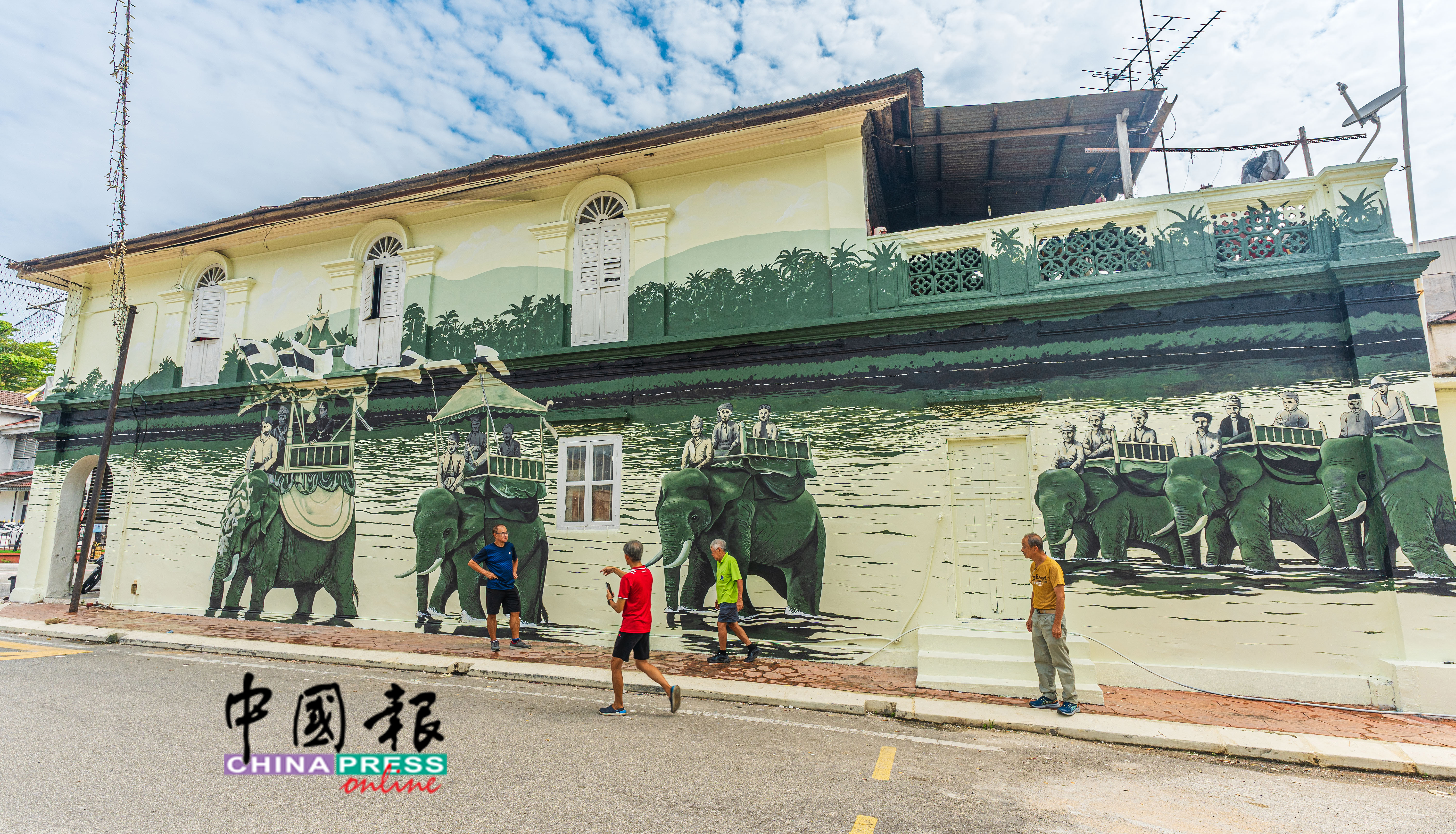 来自槟城的一批游客,在新的大象壁画前打打卡留念。